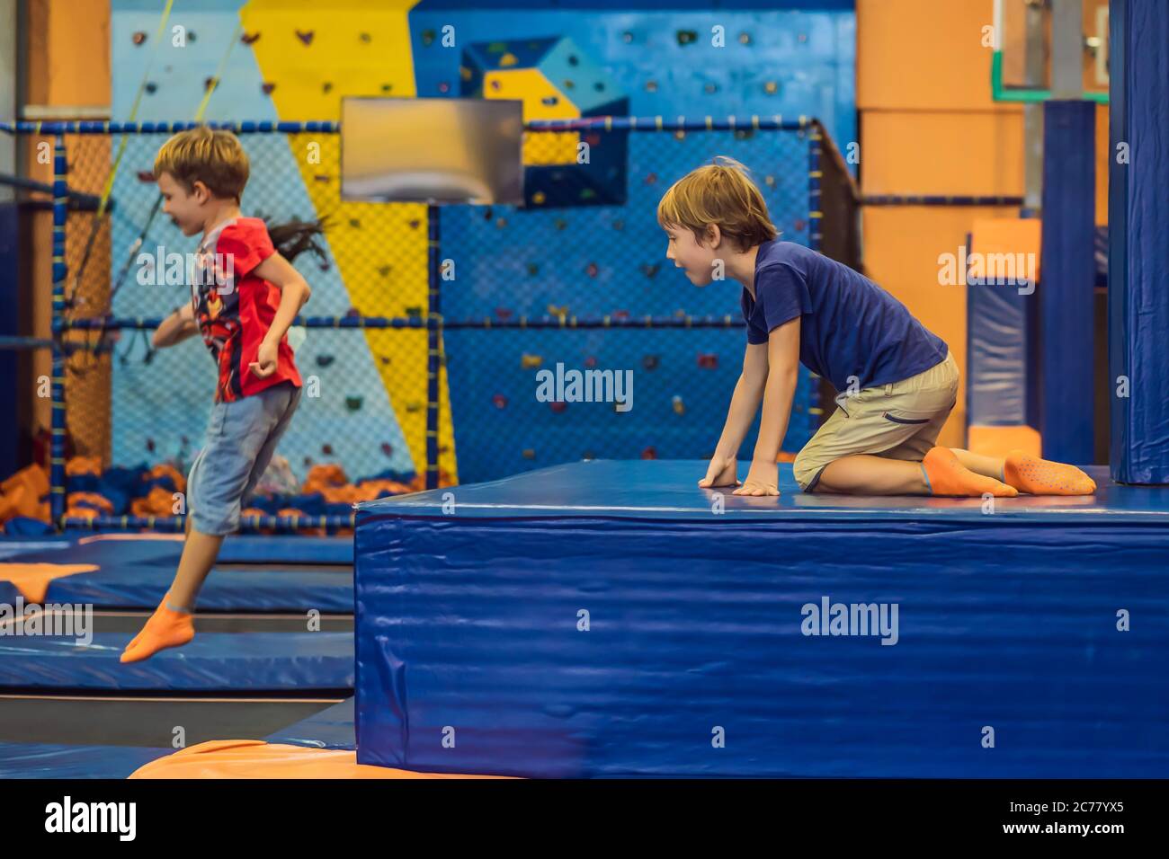 Trampoline child jumping girl fotografías e imágenes de alta resolución -  Página 9 - Alamy