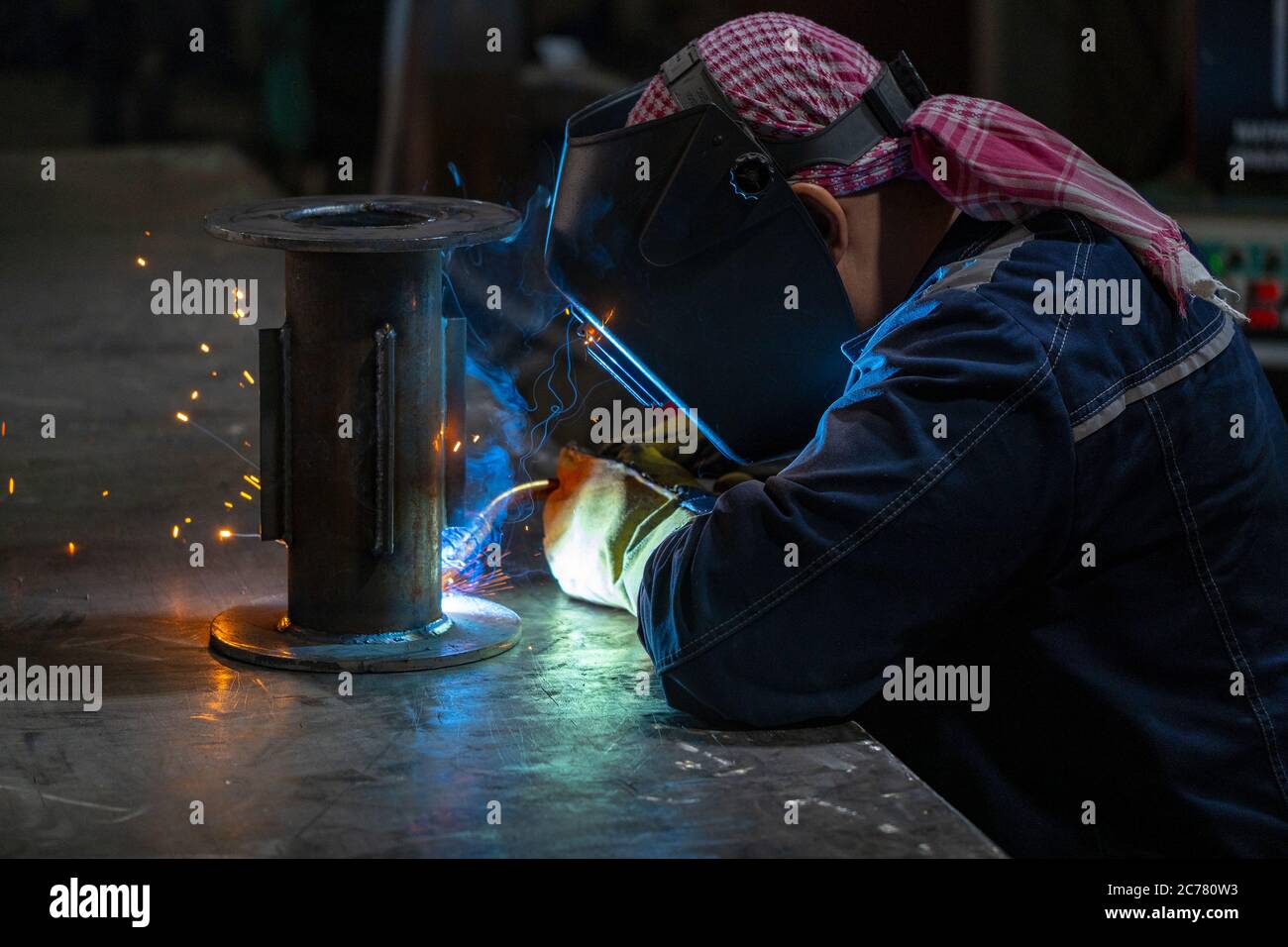Soldador trabajando con un electrodo Fotografía de stock - Alamy