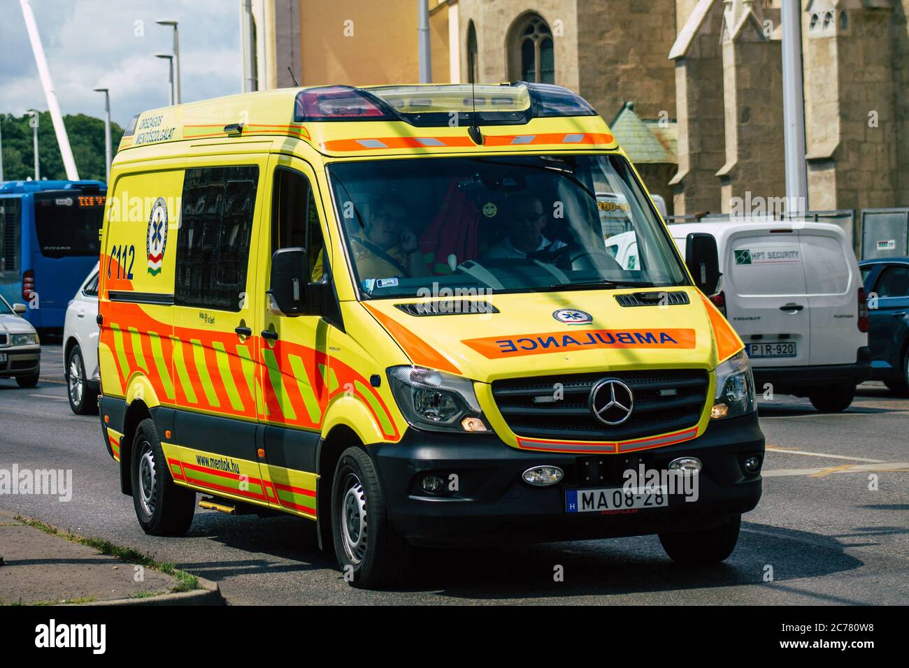 Budapest Hungría 14 de julio 2020 Vista de una ambulancia tradicional húngara que conduce por las calles de Budapest la capital y el cit más populoso Foto de stock