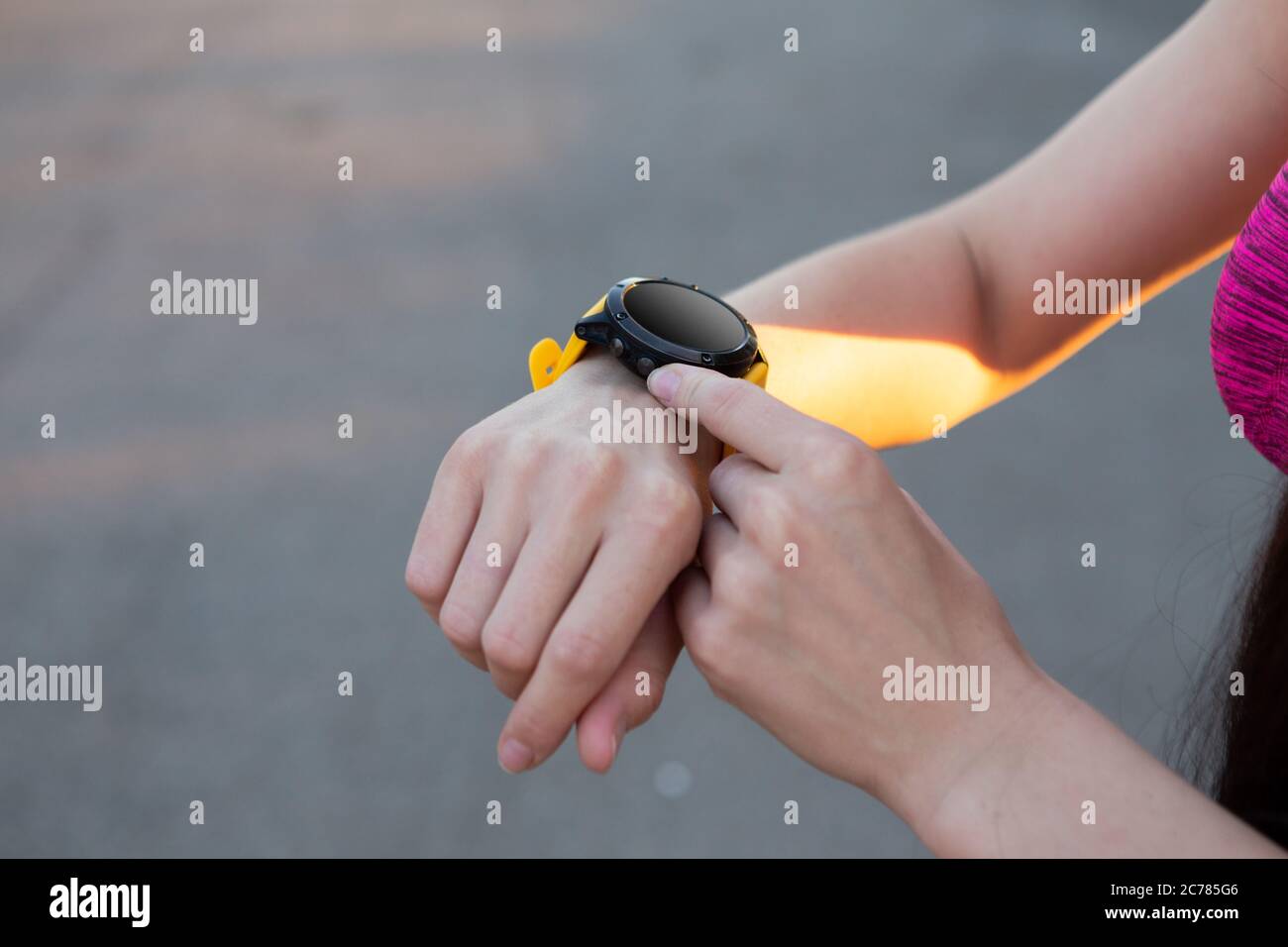 Vista de primer plano en la mano de la mujer y la salud de fitness seguimiento wegable reloj Foto de stock