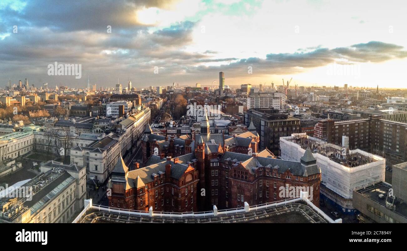 Puesta de sol sobre el University College London Cruciform Building y el horizonte de Londres Foto de stock