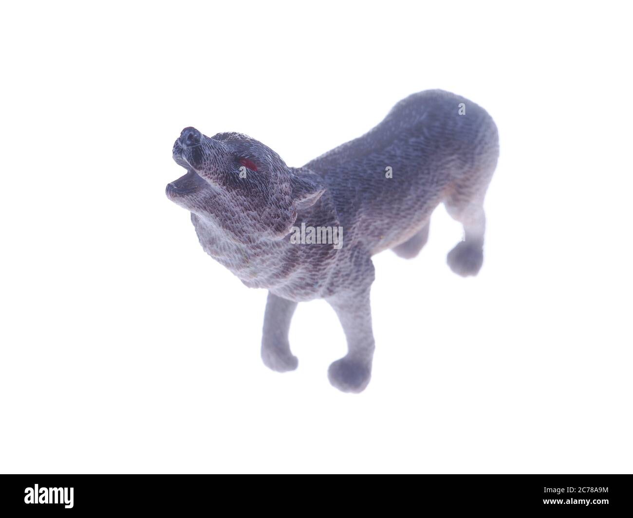 lobo de juguete sobre fondo blanco Fotografía de stock - Alamy