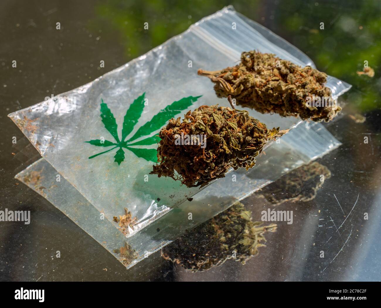 https://c8.alamy.com/compes/2c78c2f/junta-con-marihuana-y-bolsa-de-hoja-de-cannabis-2c78c2f.jpg