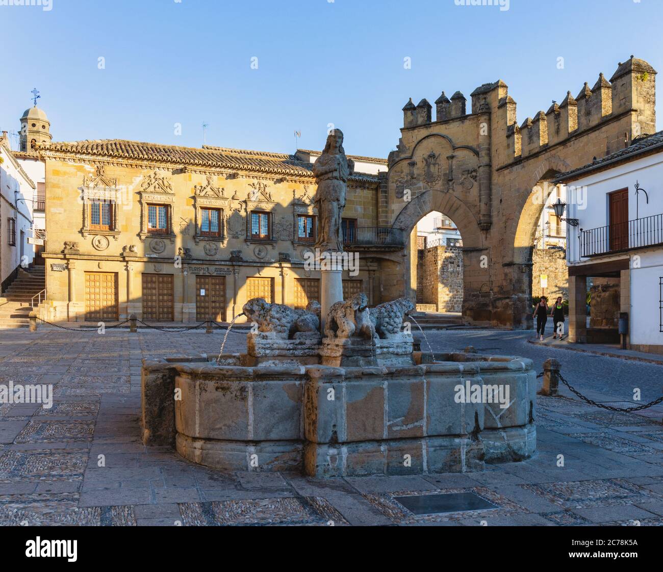 Fuente de los Leones, o la fuente de los Leones, en la plaza del populo, Baeza, provincia de Jaén, en Andalucía, España. El city gate ornamentales en la espalda Foto de stock