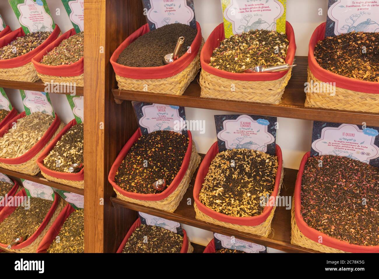 Selección de tés de hierbas. Córdoba, provincia de Córdoba, Andalucía, sur de España. Foto de stock