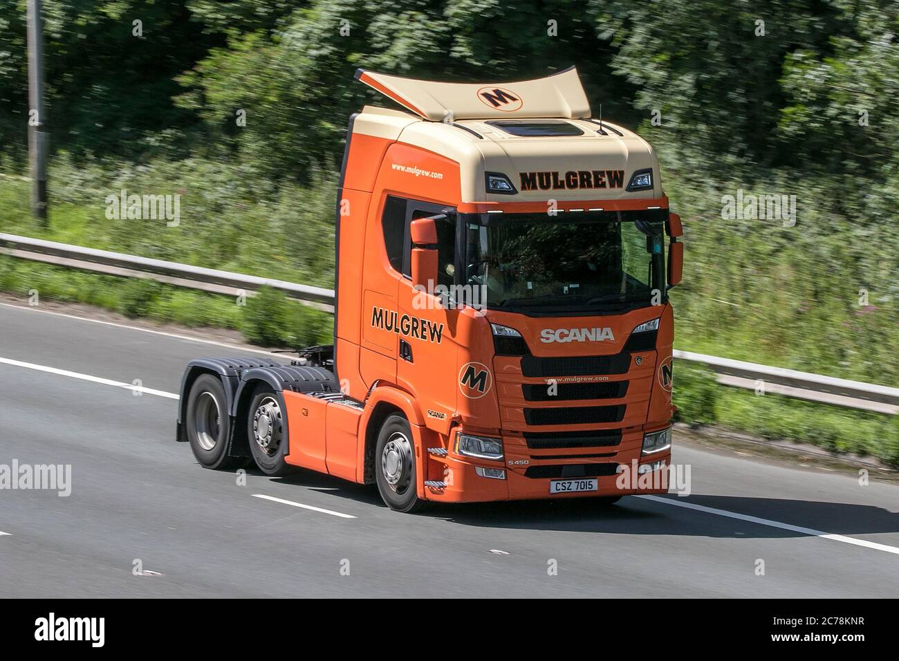 Scania S450 cabina de tractor que conduce por la autopista M6 cerca de Preston en Lancashire, Reino Unido Foto de stock