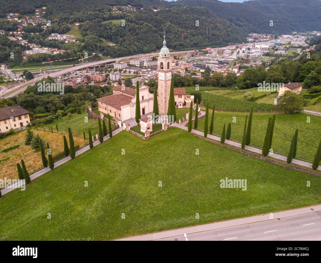 Vista de la zona en la iglesia de Gentilino cerca de Lugano en Suiza Foto de stock
