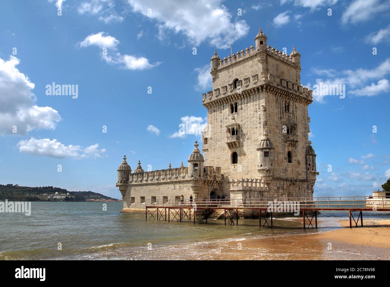 Orgullosa Torre de Belem (Torre Belem) en el río Tajo, que guarda la entrada a Lisboa en Portugal. Esta torre es una de las más famosas y fácilmente reco Foto de stock