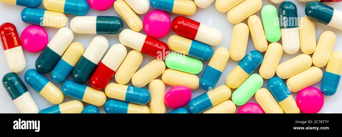 Fondo panorámico de píldoras de colores y la medicación, salud y concepto de medicación Foto de stock