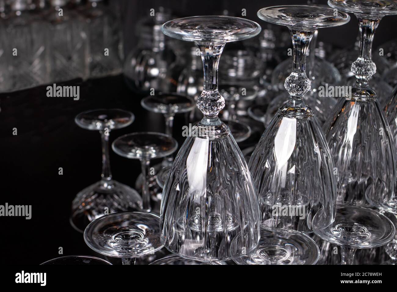 Un montón de vasos de vidrio vacíos para el alcohol. Cristal al revés  Fotografía de stock - Alamy