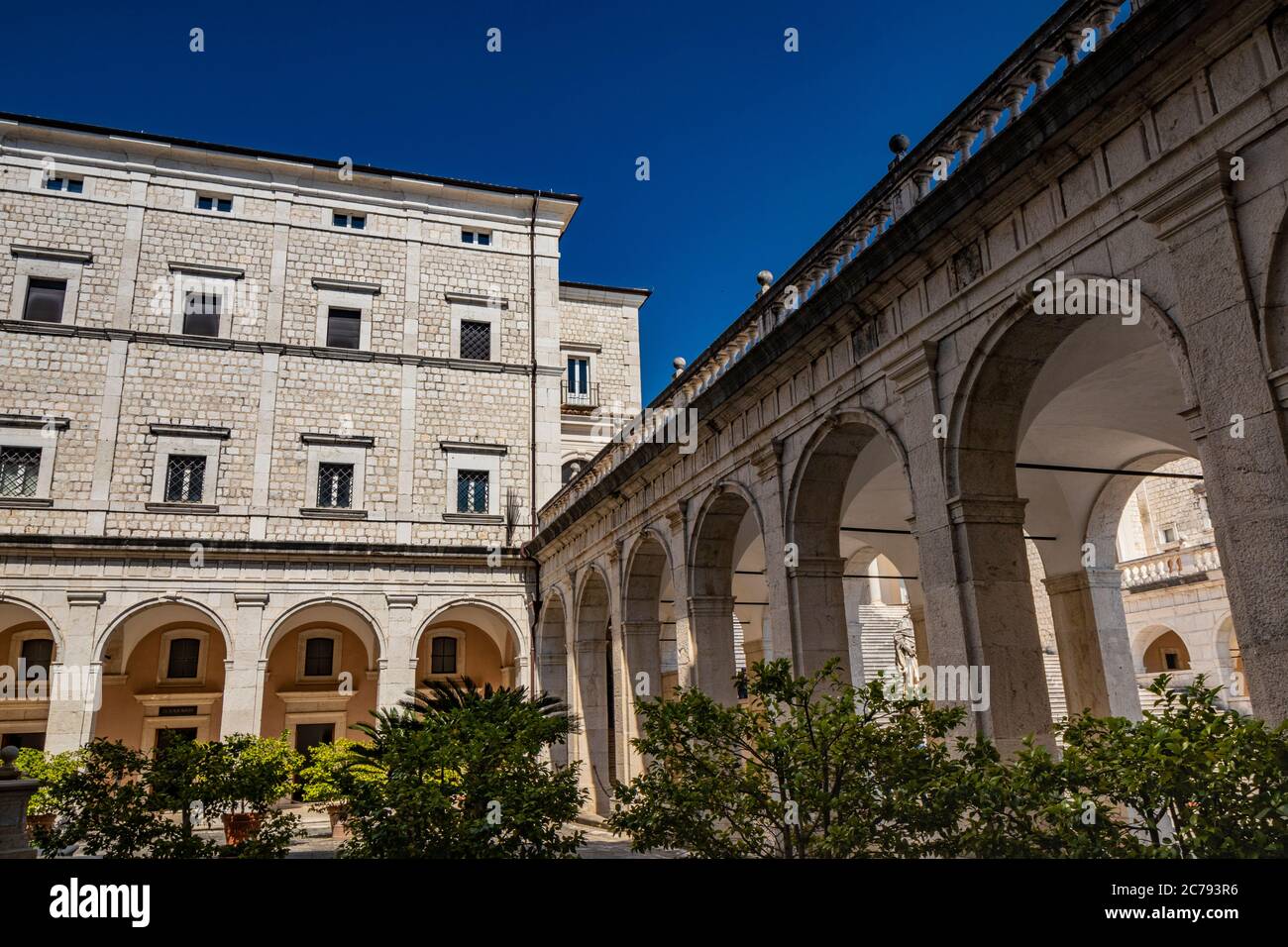 3 de julio de 2020 - Abadía de Montecassino, Cassino, Italia - Monasterio benedictino situado en la parte superior de Montecassino es el monasterio más antiguo de Italia. Cloiste Foto de stock