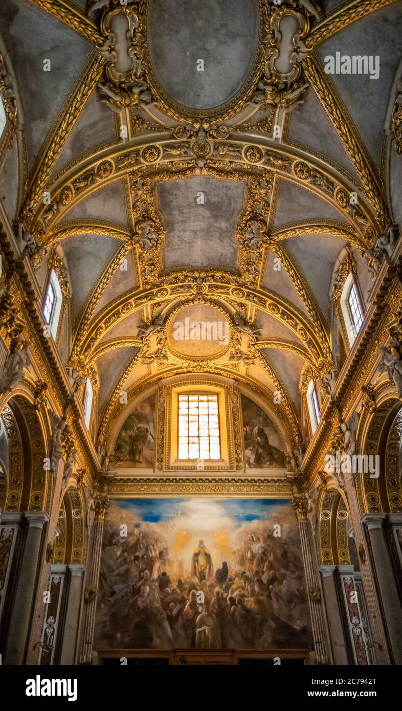 3 de julio de 2020 - Abadía de Montecassino, Cassino, Italia - Monasterio benedictino situado en la parte superior de Montecassino es el monasterio más antiguo de Italia. La int Foto de stock
