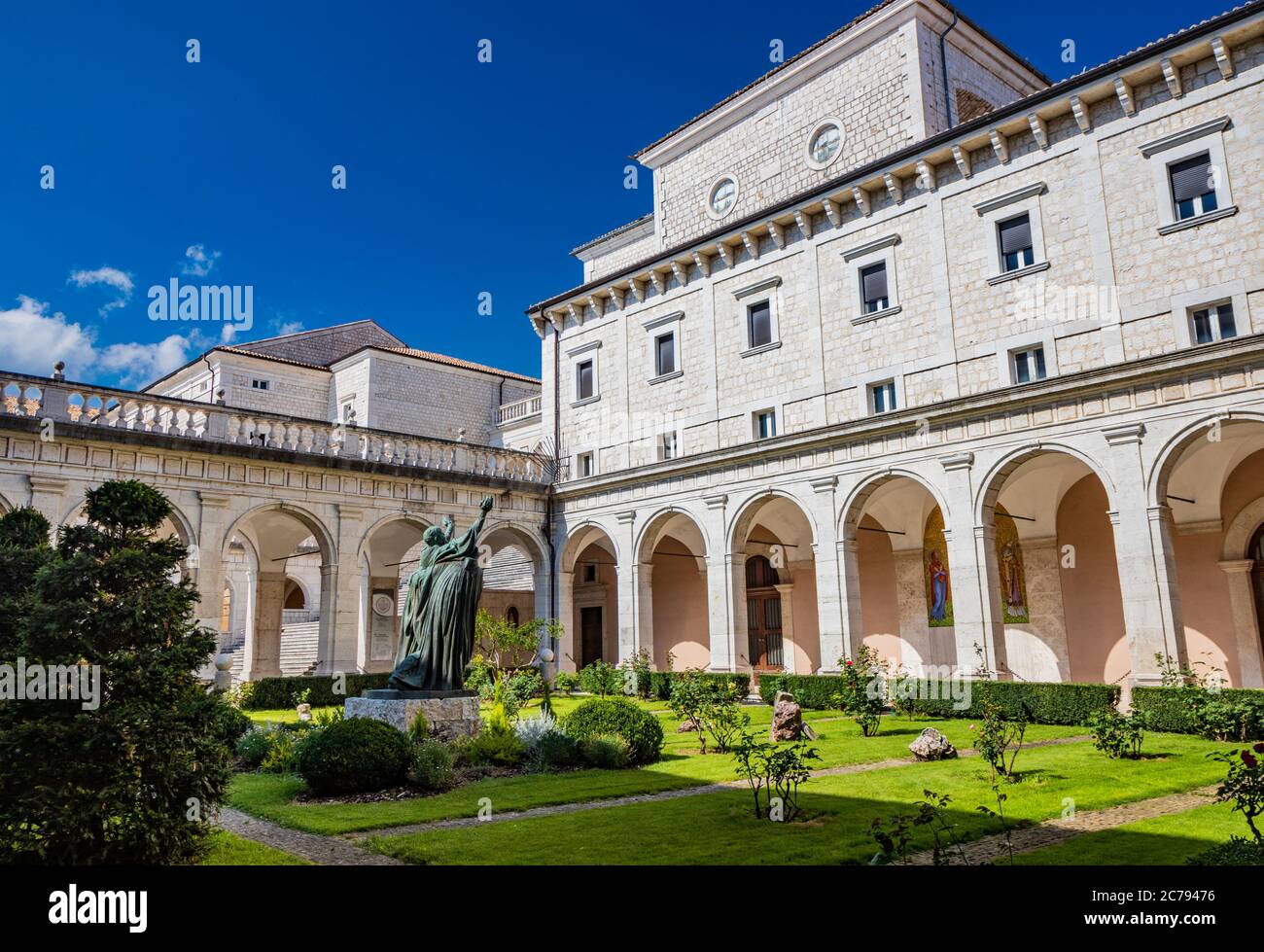3 de julio de 2020 - Abadía de Montecassino, Cassino, Italia - Monasterio benedictino situado en la parte superior de Montecassino es el monasterio más antiguo de Italia. El clo Foto de stock