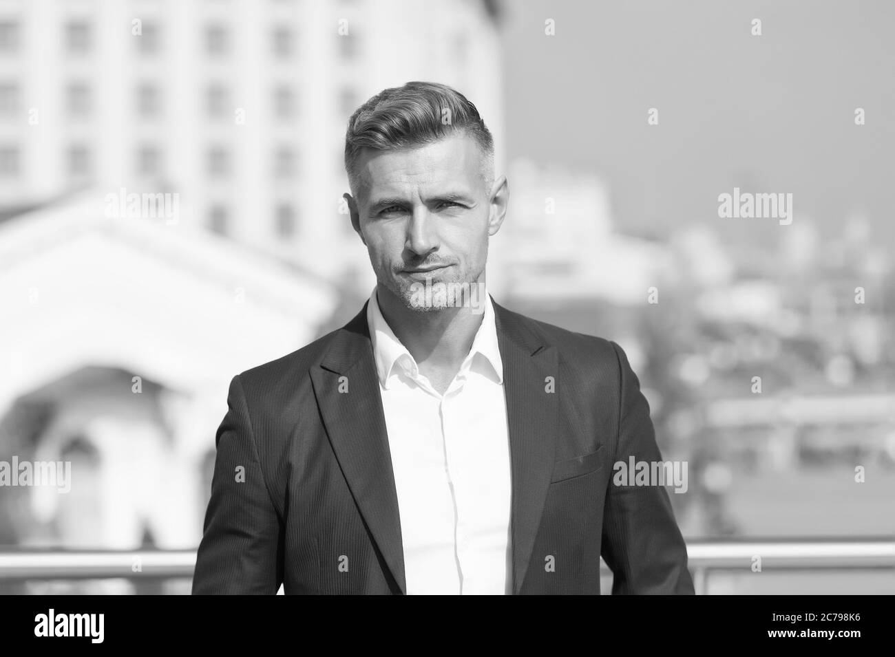 su estilo perfecto. hombre estilo otoño. Vestimenta informal de negocios.  Estilo y tendencia de moda. Look de moda de hombre caminando en la oficina.  Ropa de hombre. Hombre de negocios elegante y