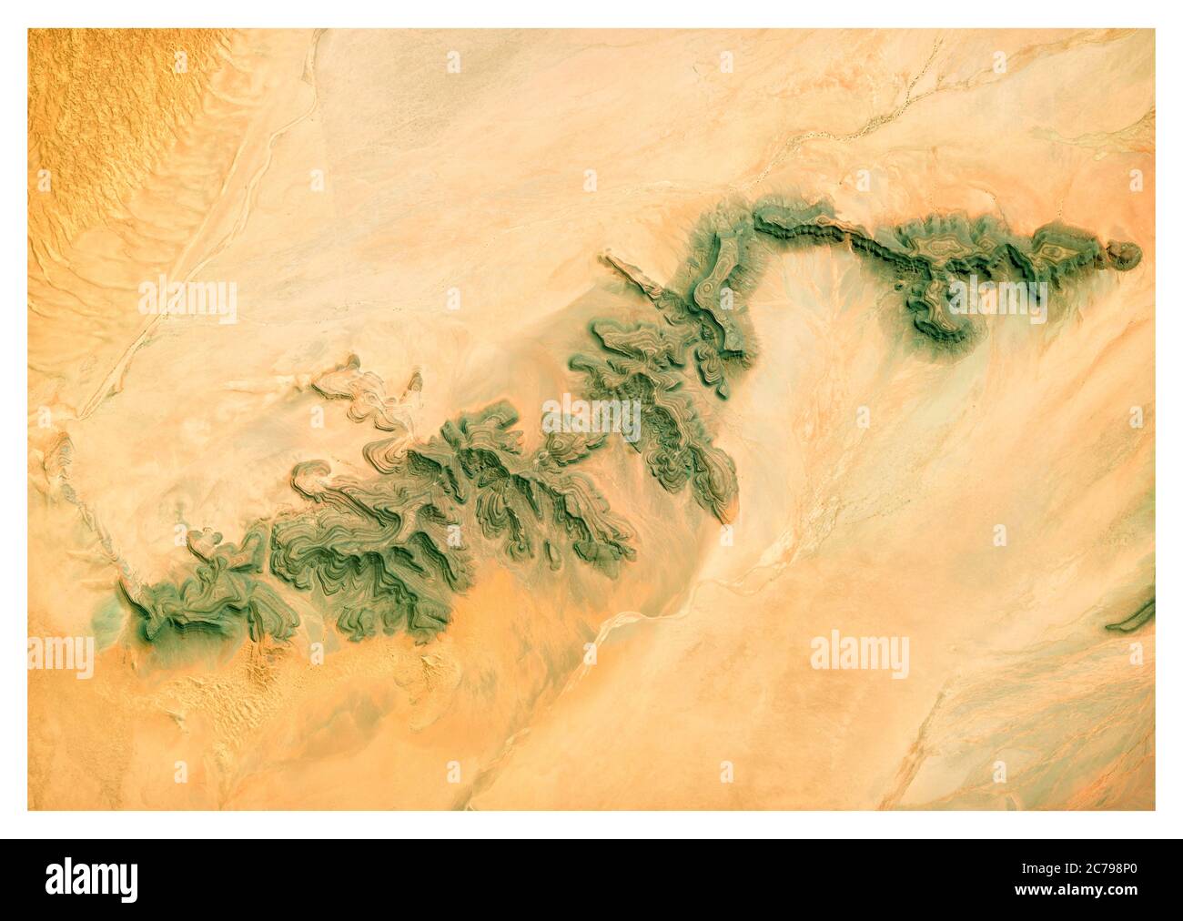 Vista por satélite del desierto, paisaje y montañas de Namibia. Naturaleza y vista aérea. Formas de flores. Calentamiento global y cambio climático Foto de stock