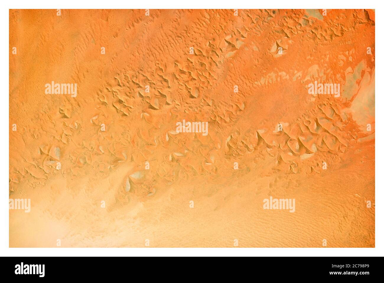 Vista por satélite del desierto, paisaje y montañas de Namibia. Naturaleza y vista aérea. Formas de flores. Calentamiento global y cambio climático Foto de stock