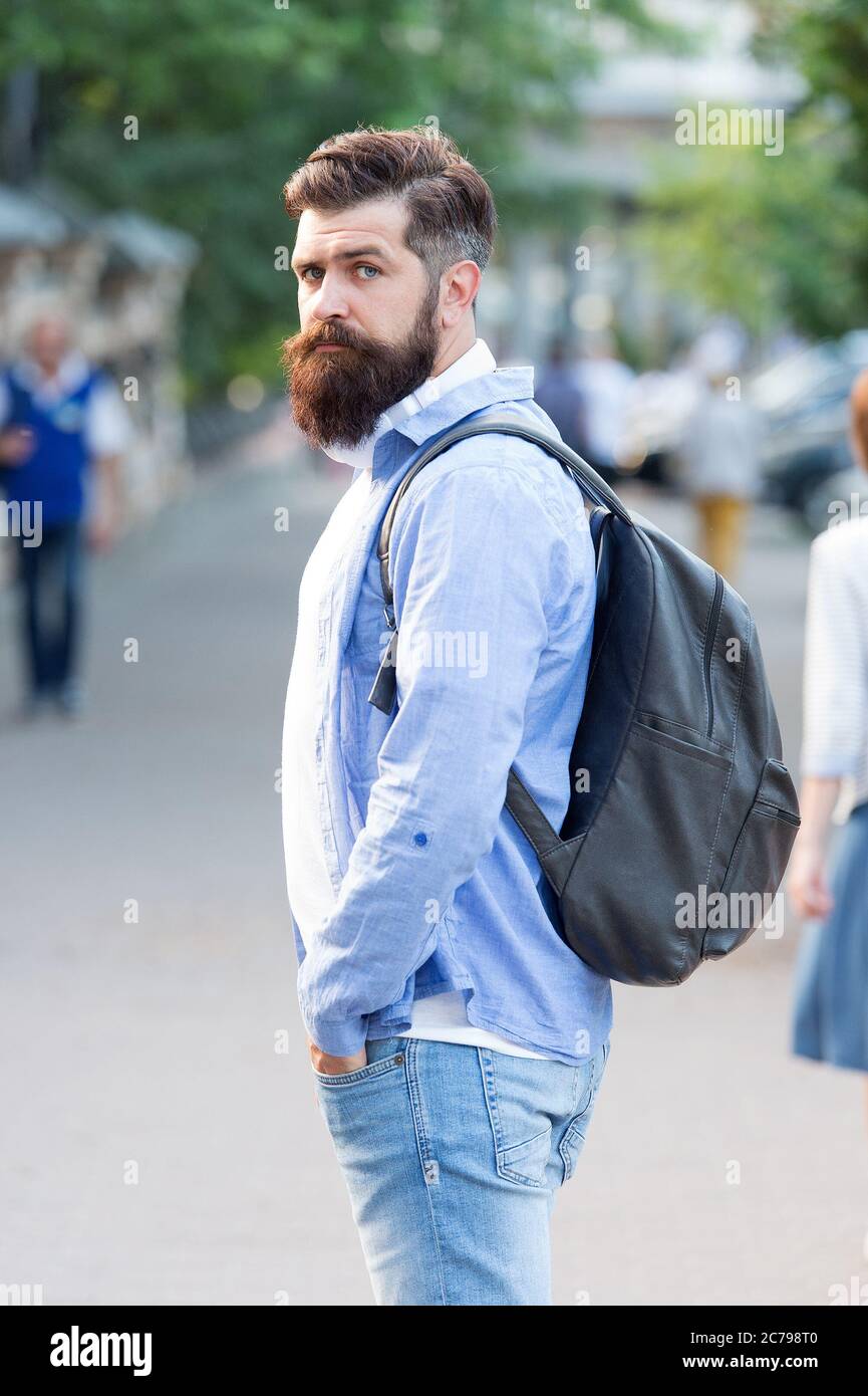 Descanso moderno. Hombre de viaje barbudo. Hombre explorando la ciudad.  Descubra el lugar de la exposición local. Mochila para viajar por la  ciudad. Hipster mochila urbano calle fondo. Turismo y backpacking. Concepto