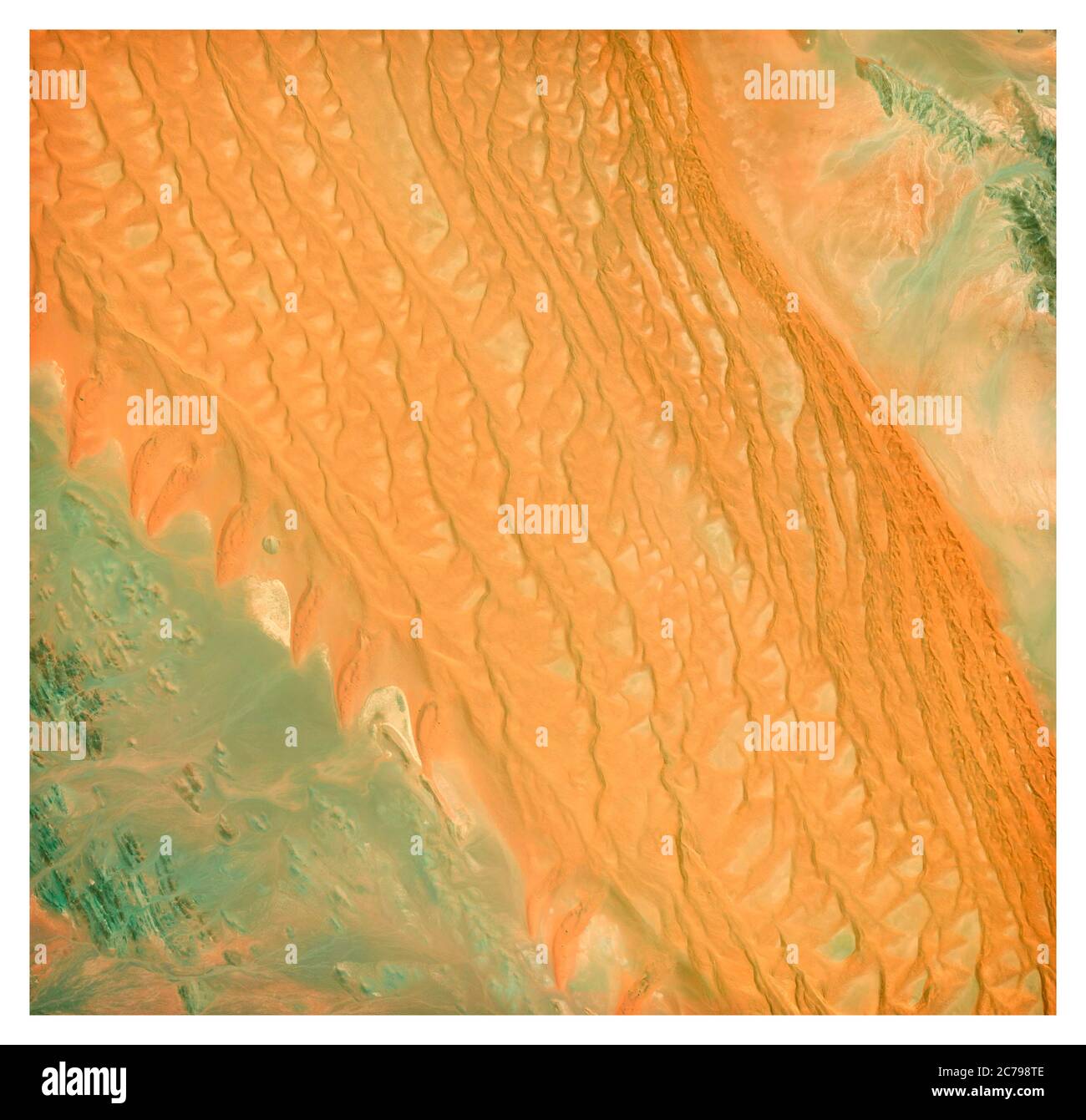 Vista por satélite del desierto, paisaje y montañas de Namibia. Naturaleza y vista aérea. Formas de flores. Calentamiento global y cambio climático Foto de stock