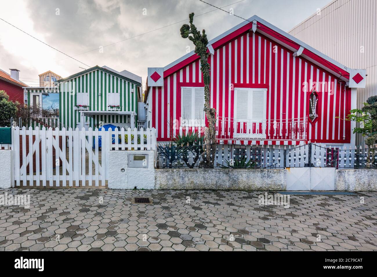 Fachada de madera a rayas de una casa típica portuguesa en Aveiro