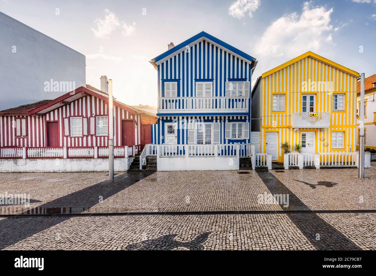 Fachada de madera a rayas de una casa típica portuguesa en Aveiro
