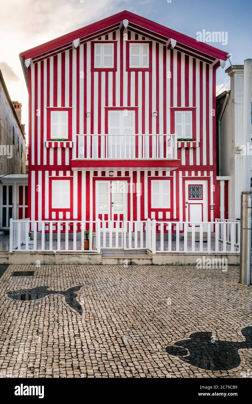 Fachada de madera a rayas de una casa típica portuguesa en Aveiro