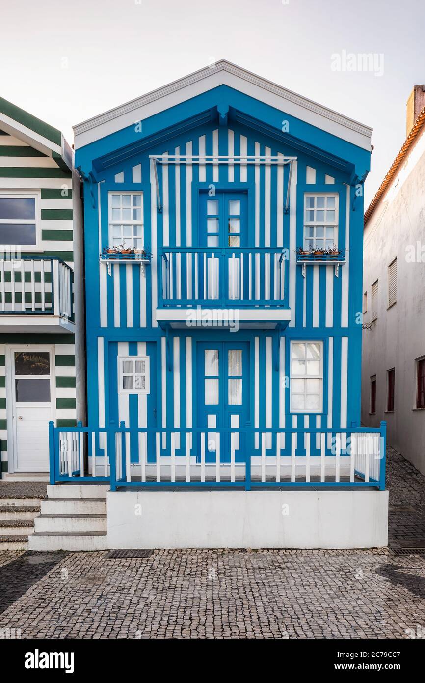 Fachada de madera a rayas de una casa típica portuguesa en Aveiro