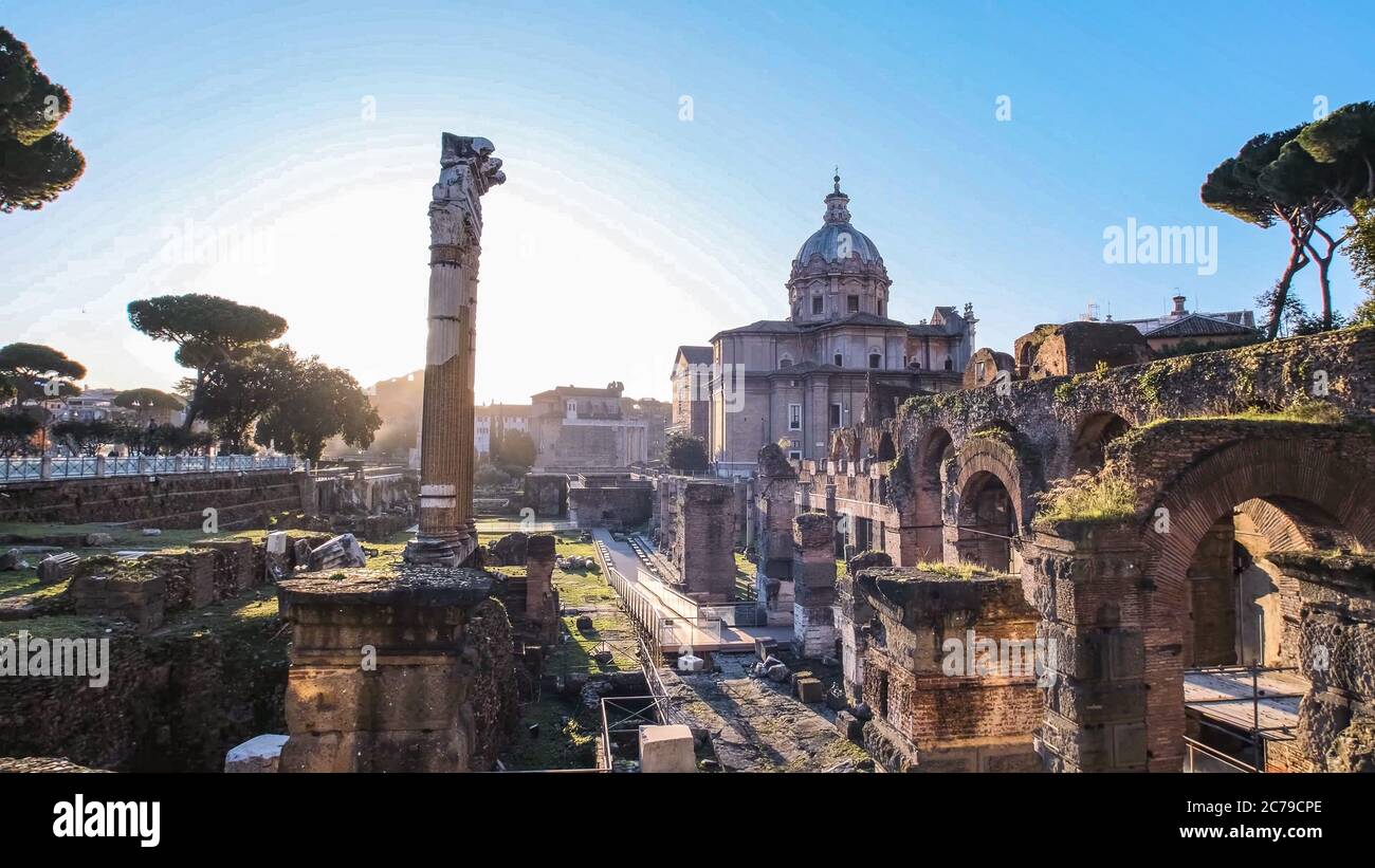 Increíble paisaje urbano colorido de Roma, Italia Foto de stock