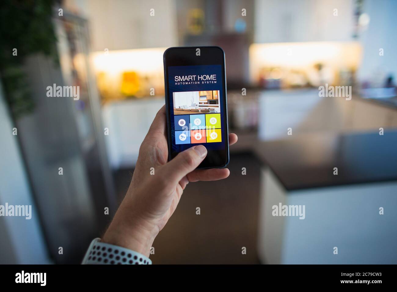 POV Man uso de la automatización doméstica en la pantalla del teléfono inteligente Foto de stock