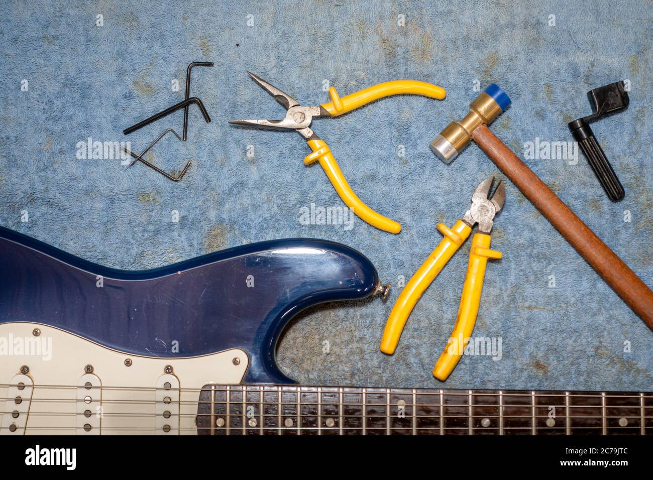Mesa de trabajo de luthier con herramientas y una guitarra eléctrica  Fotografía de stock - Alamy