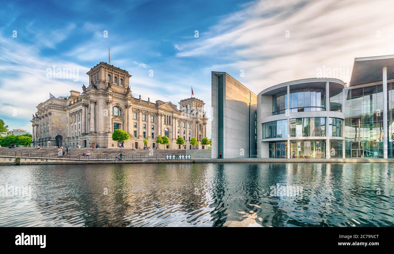 Berlín, edificio Reichstag y edificios gubernamentales a orillas del Spree Foto de stock