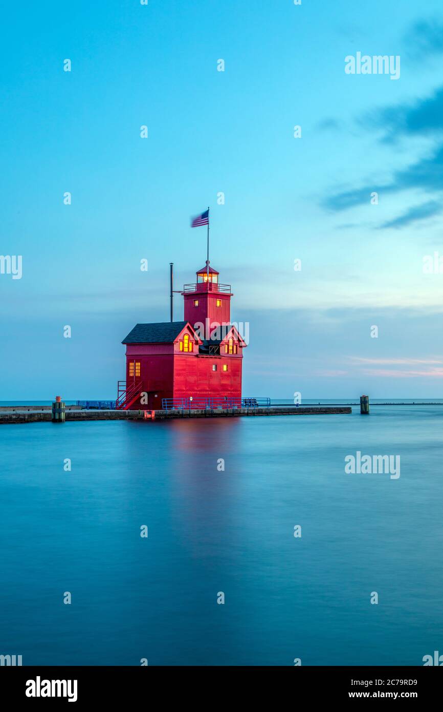 Big Red Lighthouse, Holanda, Michigan; puesta de sol sobre el lago Michigan y el Holland Harbor Light Foto de stock