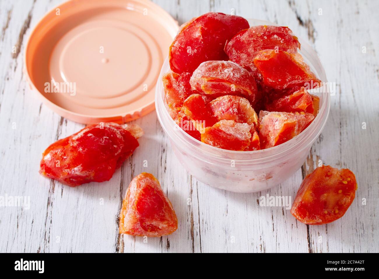 La comida saludable es comida congelada para el invierno. Recipientes con  tomates congelados Fotografía de stock - Alamy