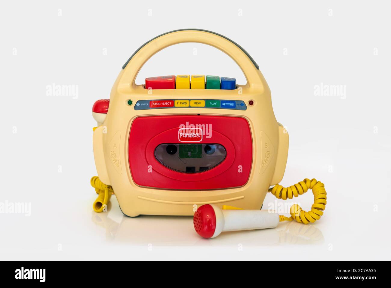 Grabadora de cinta Playskool de colores vintage con dos micrófonos aislados sobre fondo blanco. Foto de stock