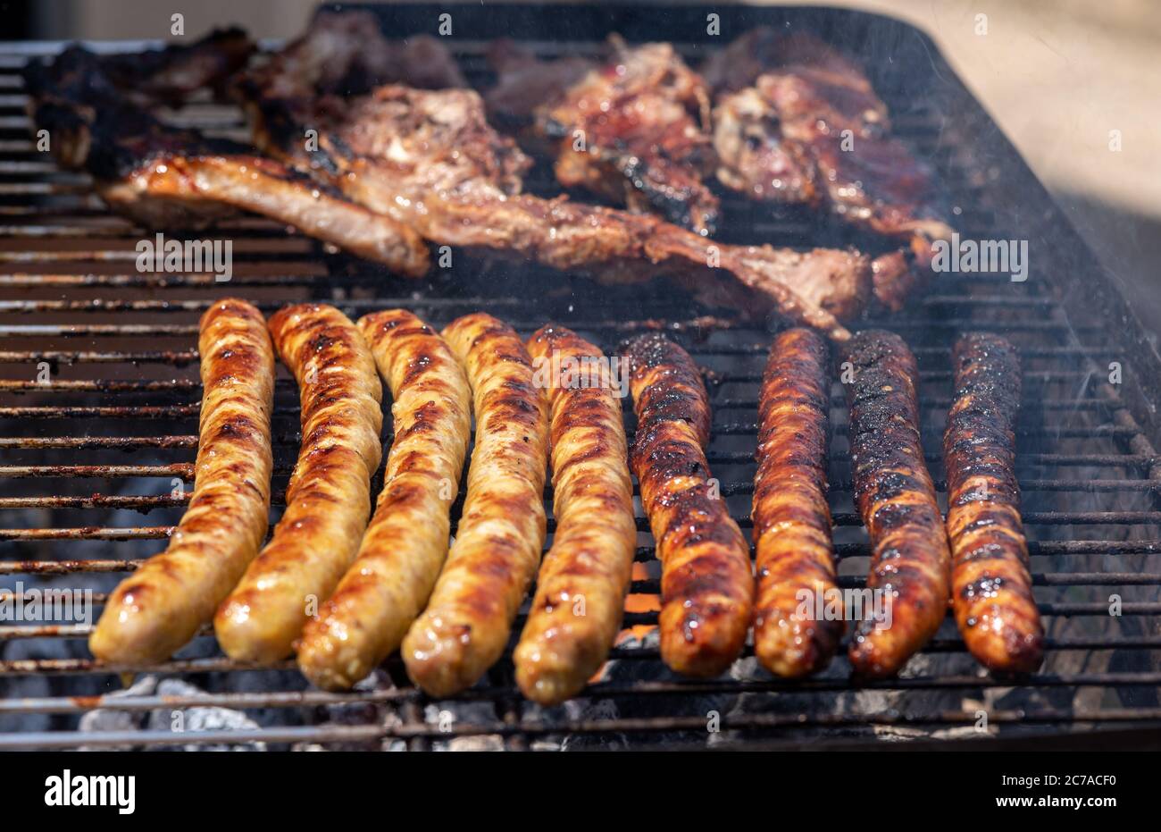 Salchichas de barbacoa a la parrilla y carne de oveja en la parrilla al aire libre. Foto de stock