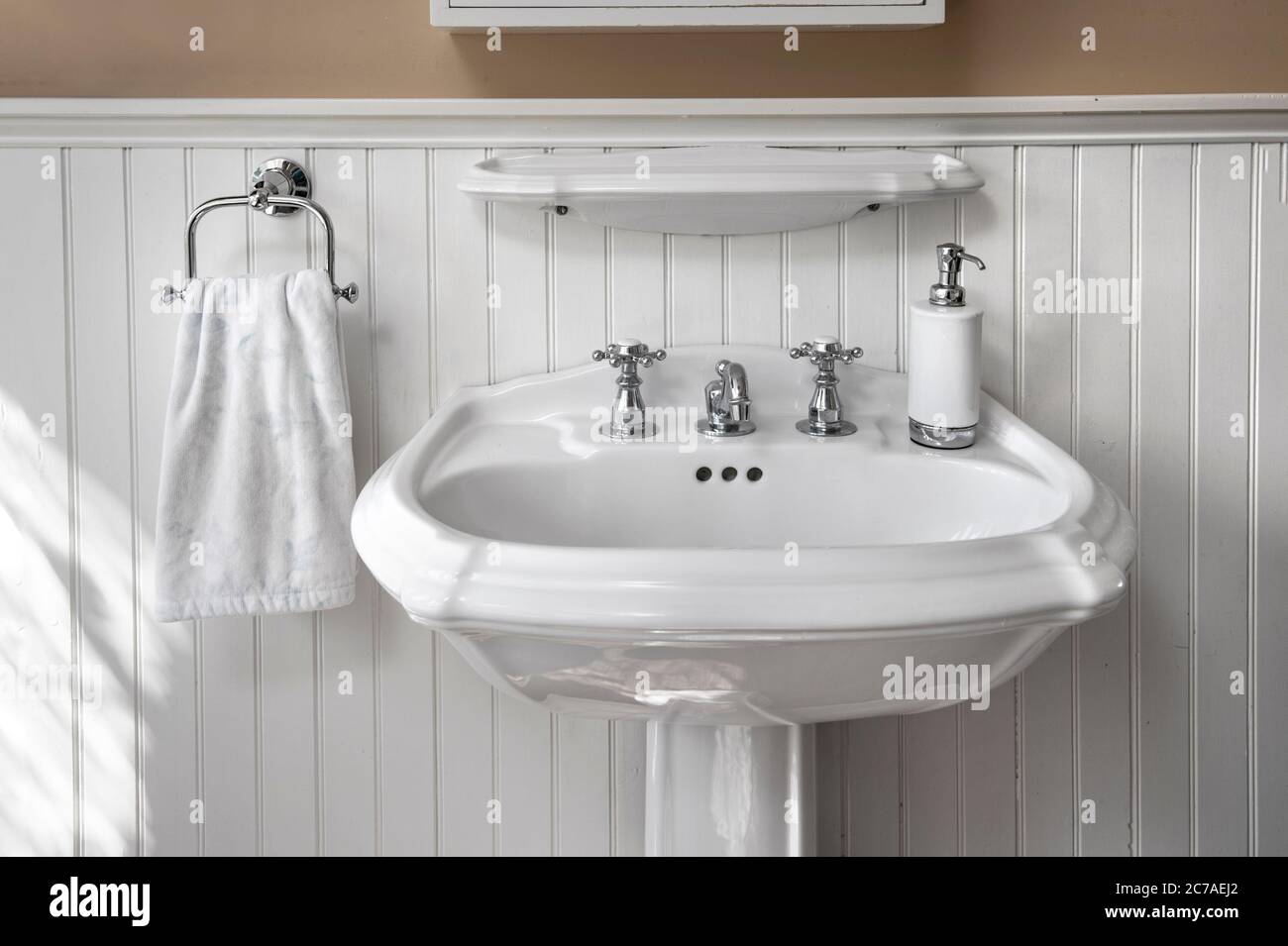 Lavabo de pedestal blanco fotografías e imágenes de alta resolución - Alamy