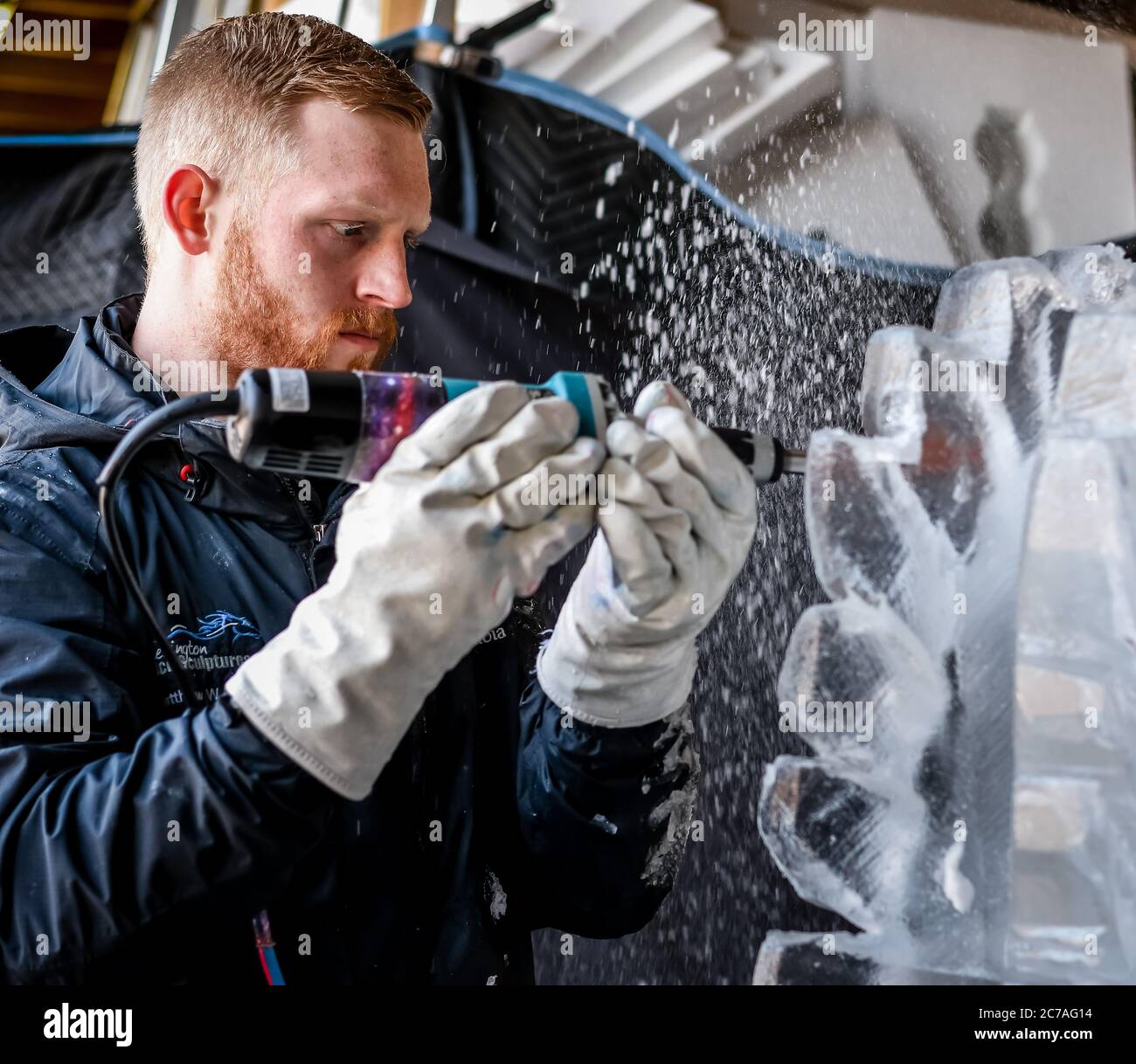 Ice Carver esculpir bloque de hielo con dremel de energía eléctrica Foto de stock