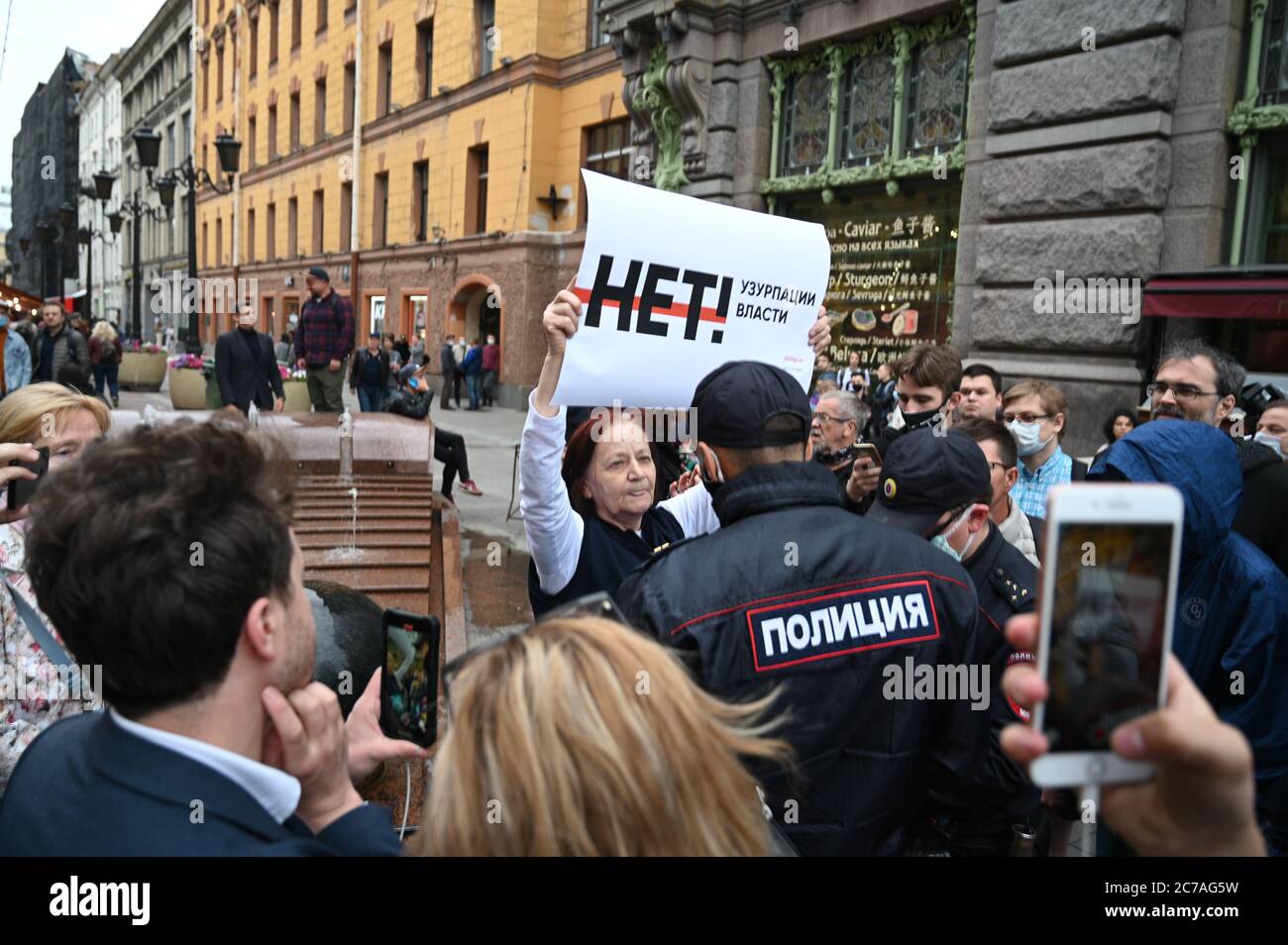 San Petersburgo, Rusia, julio de 15 2020. Protesta contra las enmiendas constitucionales de Putin. Activista femenina con un cartel: "NO a la usurpación" Foto de stock