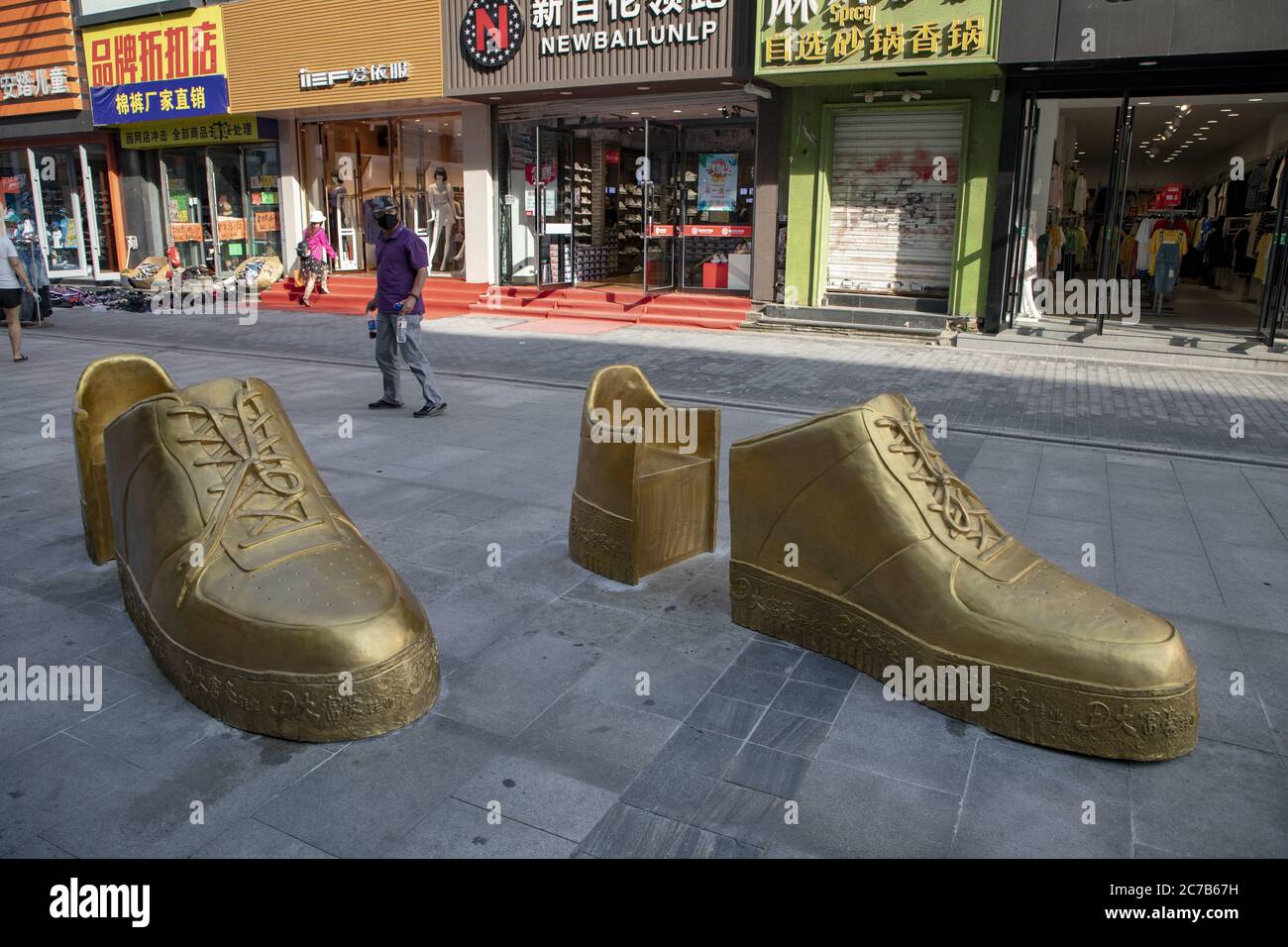 Jilin, Jilin, China. 13 de julio de 2020. Jiliní¯Â¼Å'CHINA-el 13 de julio  de 2020, calle hexan, ciudad de Jilin, provincia de Jilin, añadió 6 nuevos  asientos de zapatos de cobre, convirtiéndose en