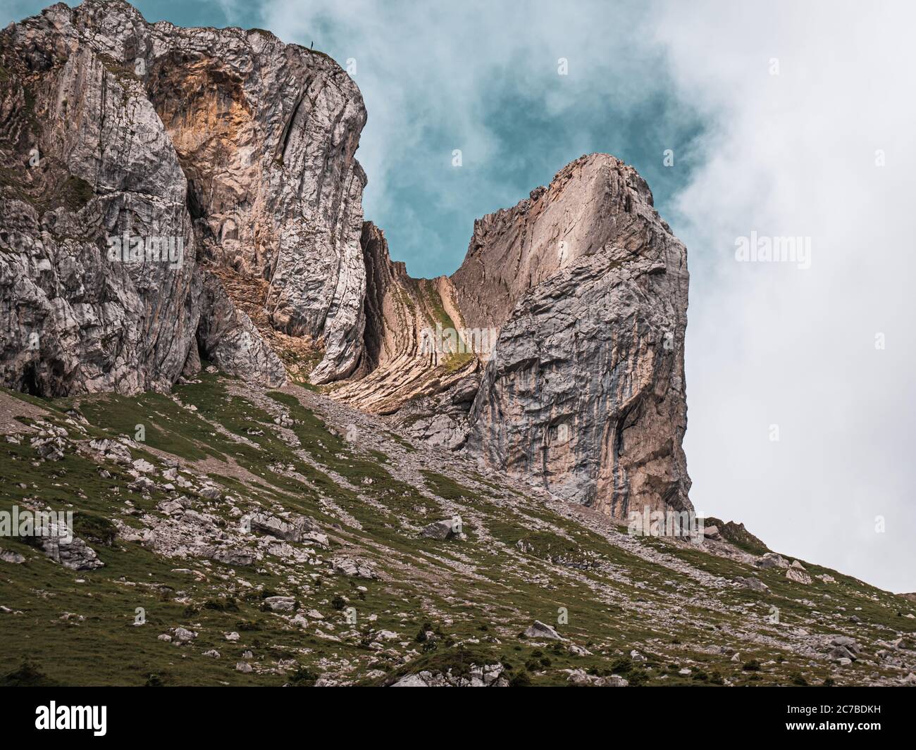 Tiro de ángulo bajo de formaciones de rocas glaciares en lo alto de los alpes suizos. Foto de stock