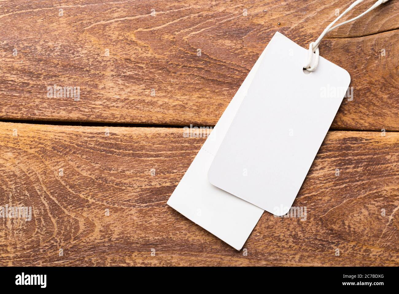 Etiqueta de ropa, etiqueta en blanco mockup plantilla sobre un fondo de  madera Fotografía de stock - Alamy