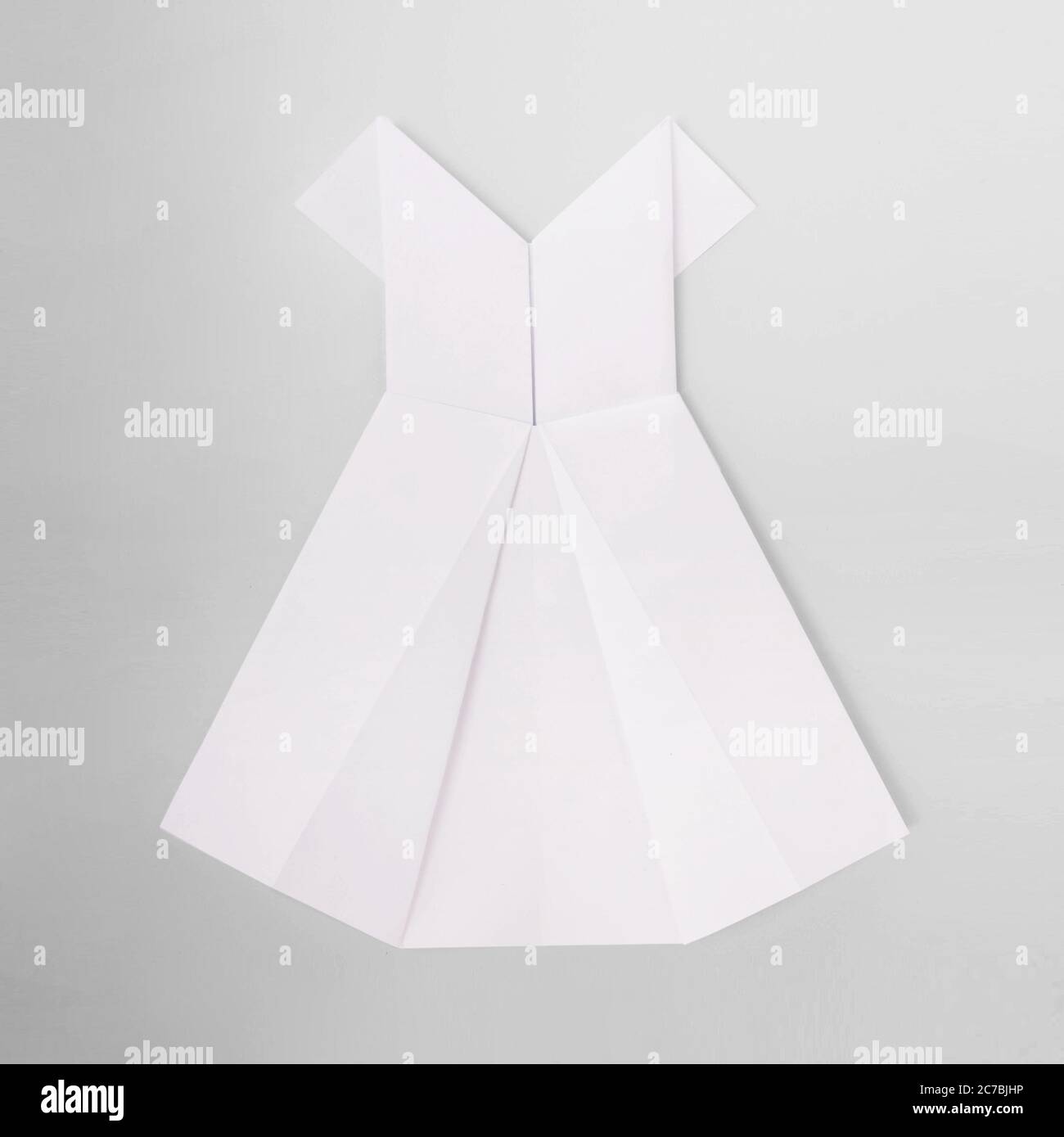 Blanco origami papel estilo plantilla vestido en gris Fotografía de stock -  Alamy