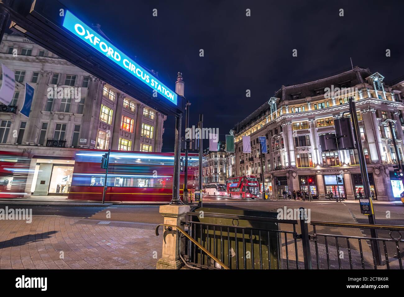 Londres, Reino Unido. Alrededor de agosto de 2017. Peatonal y tráfico en Oxford Circus por la noche Foto de stock