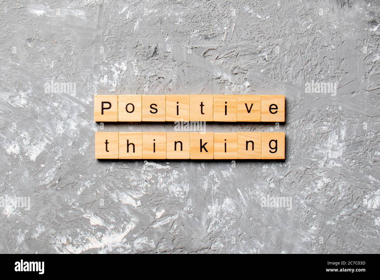 Pensamiento positivo palabra escrita sobre un bloque de madera. El pensamiento positivo texto en tabla, concepto. Foto de stock