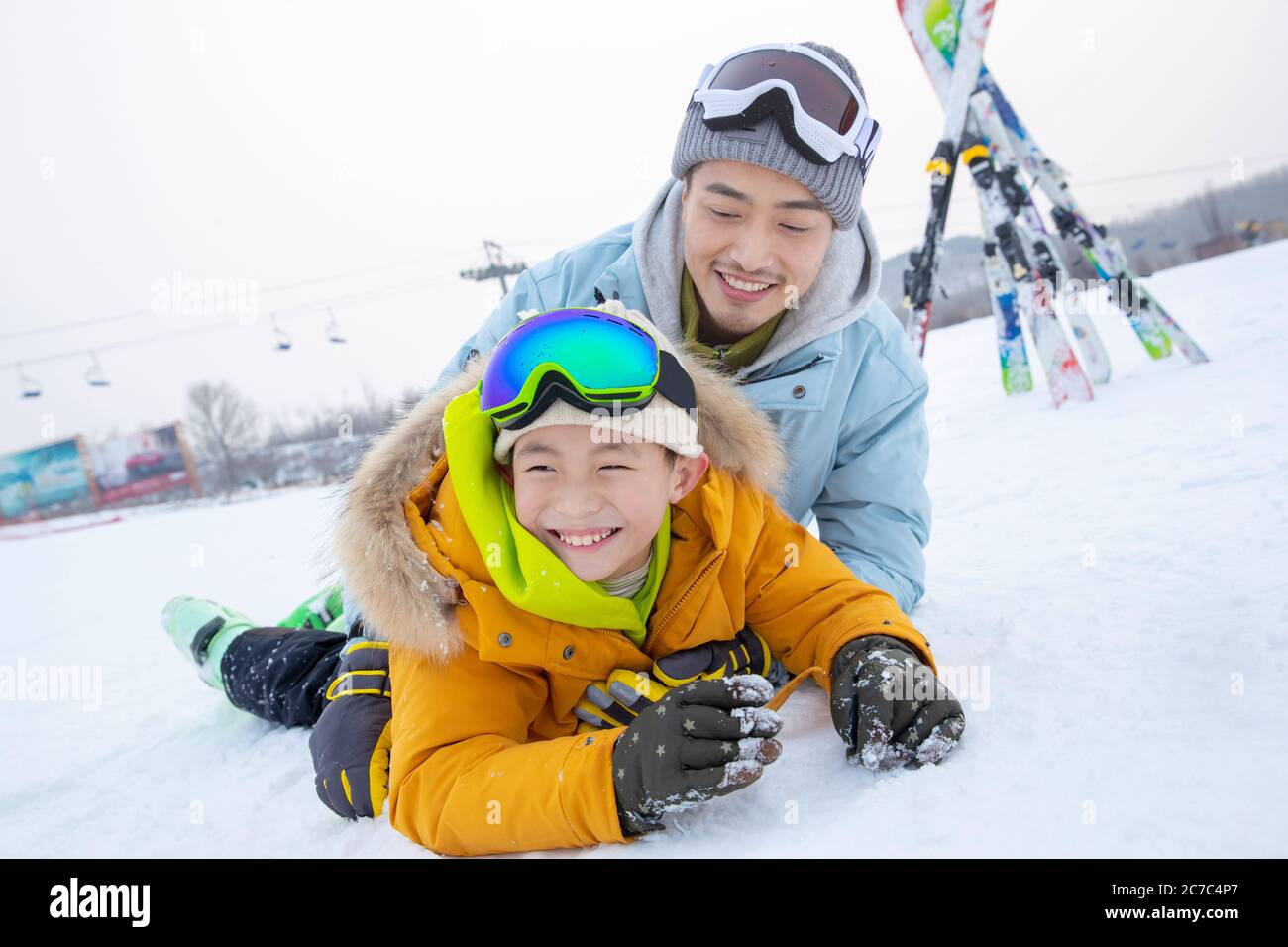 Campo de esquí en el padre y el hijo felices rodando juntos Foto de stock