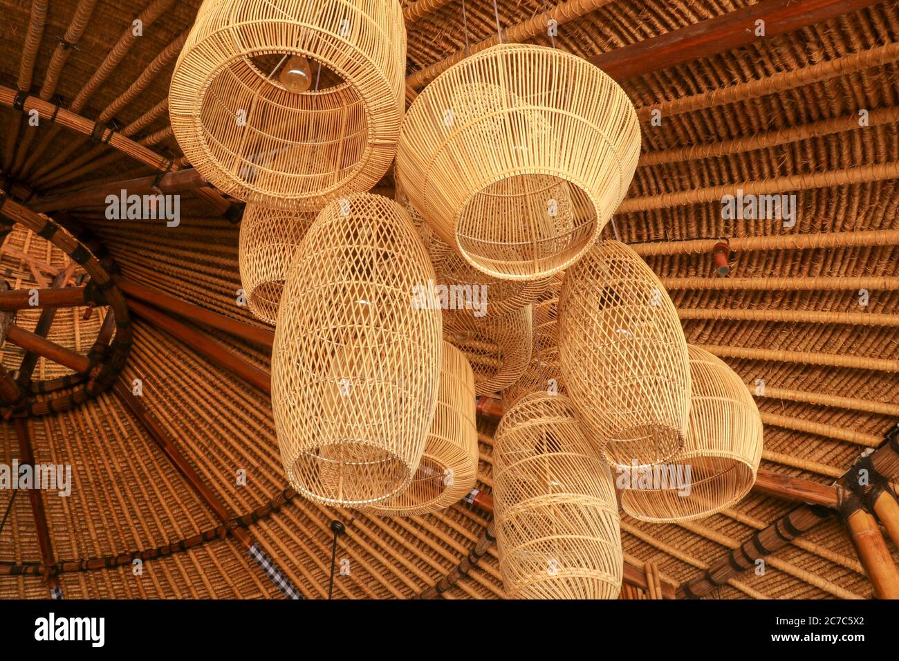 interior de la cafetería con grandes lámparas de madera en la luz  Fotografía de stock - Alamy
