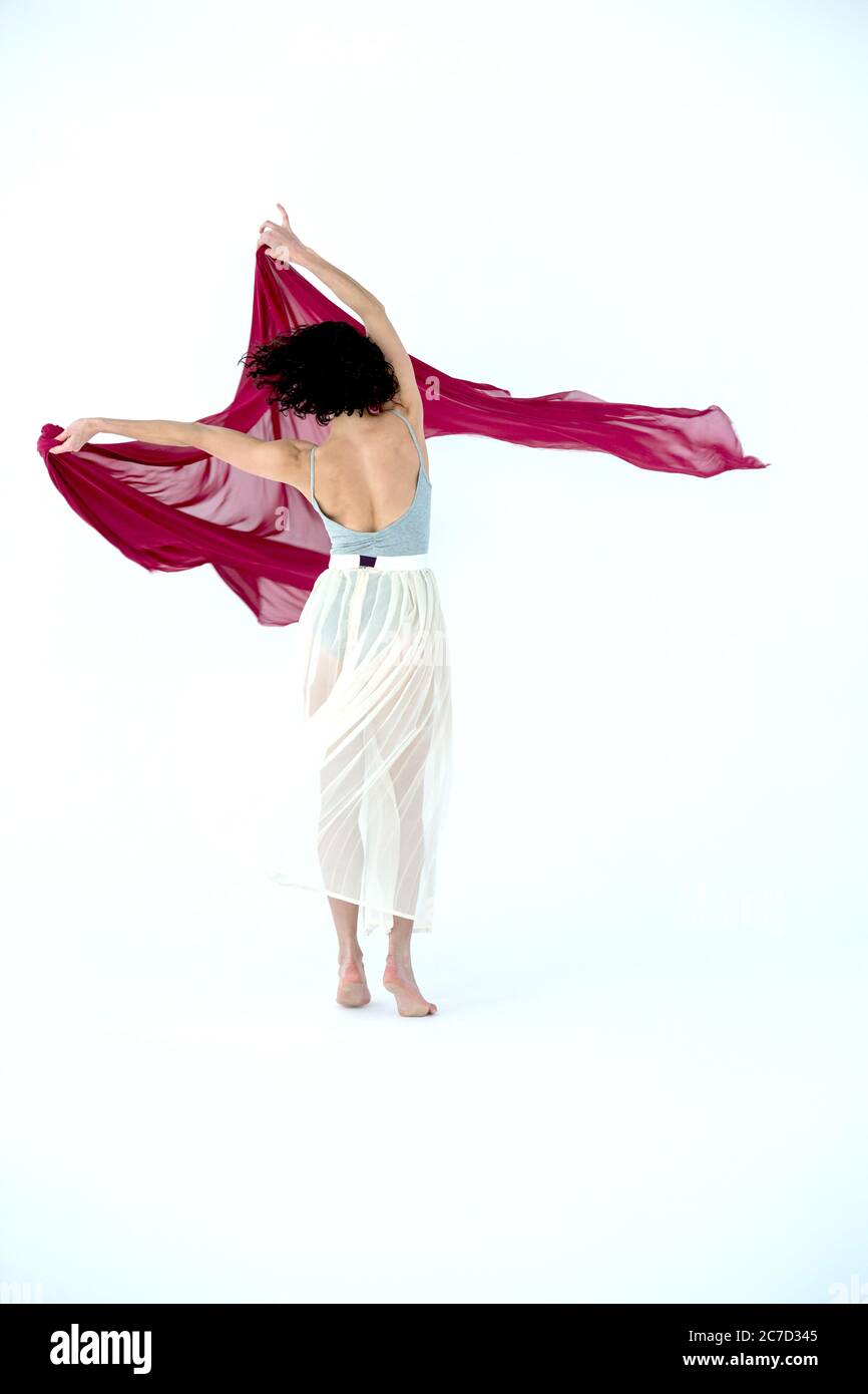 bailarina con reddrape y brazos abiertos Foto de stock