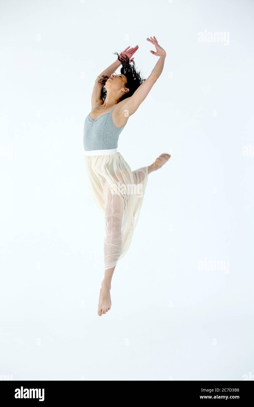 bailarina en posición arabesca de vuelo Foto de stock