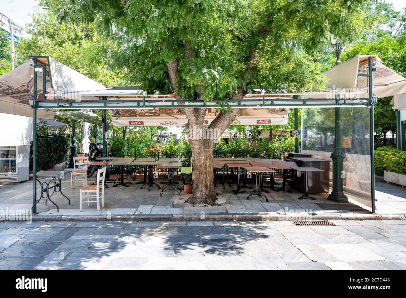 Terraza cerrada de un restaurante en el casco antiguo de Atenas durante
