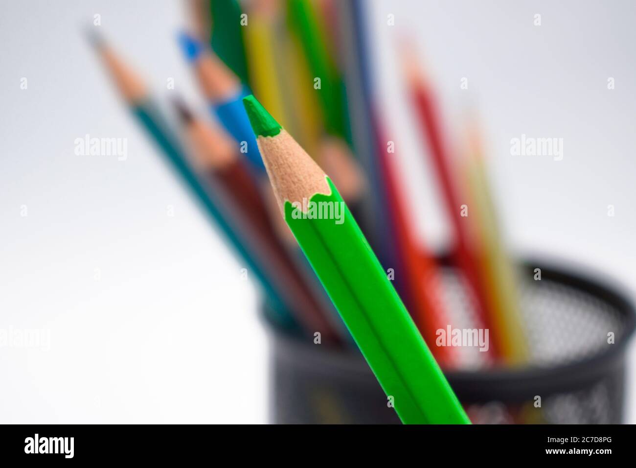 Primer plano de un lápiz de madera de color verde lima en un portaminas de  color negro Fotografía de stock - Alamy