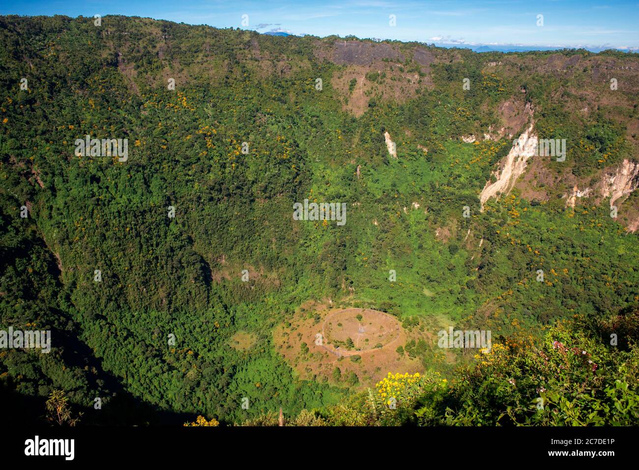 El cráter Boquerón con cono de la ceniza Boqueroncito visible en el fondo, el Volcán San Salvador o Quetzaltepec, el Salvador. Enorme cráter de un dormitorio Foto de stock